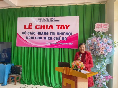 Hình ảnh Cô giáo Hoàng Thị Như Hội đang phát biểu cảm nghĩ trong buổi lễ