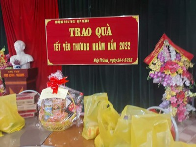 Trào quà tết yêu thương cho học sinh có hoàn cảnh khó khăn trường TH&THCS Hợp Thành