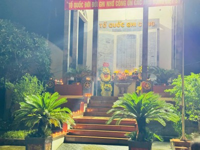 Dâng hương, thắp nến tri ân các anh hùng liệt sĩ tại Đài tưởng niệm liệt sĩ Hợp Thành