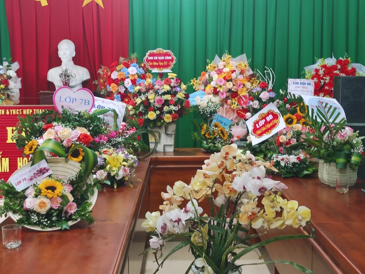 Liên đội THCS tổ chức Hội thi “Cắm hoa nghệ thuật” chào mừng Ngày Phụ nữ Việt Nam 20/10