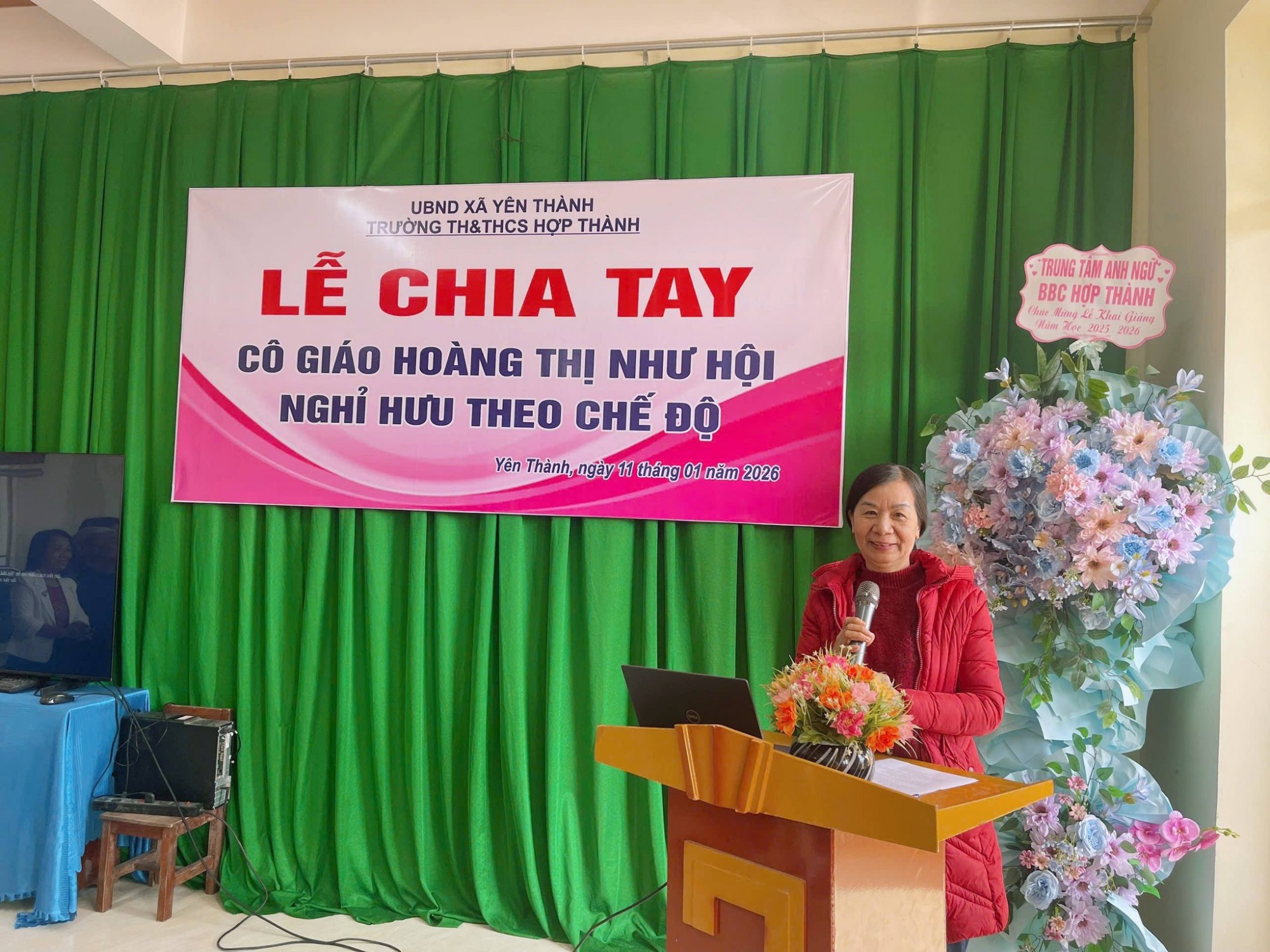 Hình ảnh Cô giáo Hoàng Thị Như Hội đang phát biểu cảm nghĩ trong buổi lễ